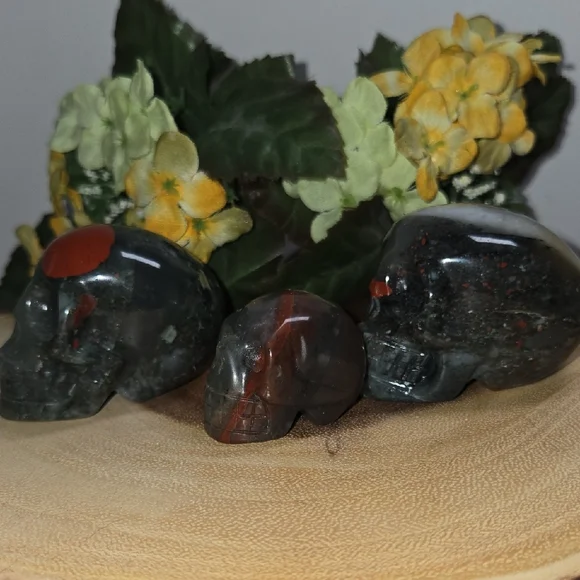 Bloodstone Skull Trio - Picture 2 of 6